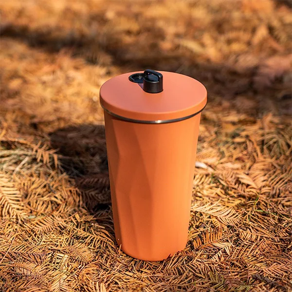 Coffee tumbler with ergonomic handle