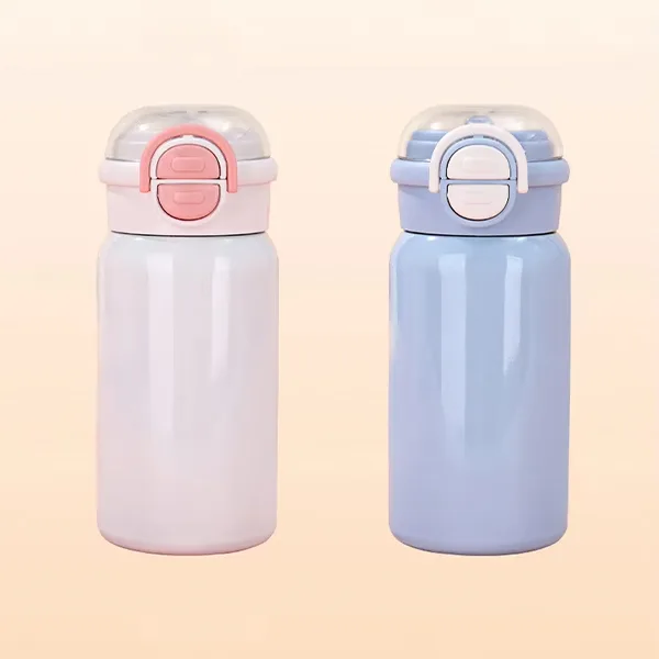 Travel tumbler with ergonomic handle